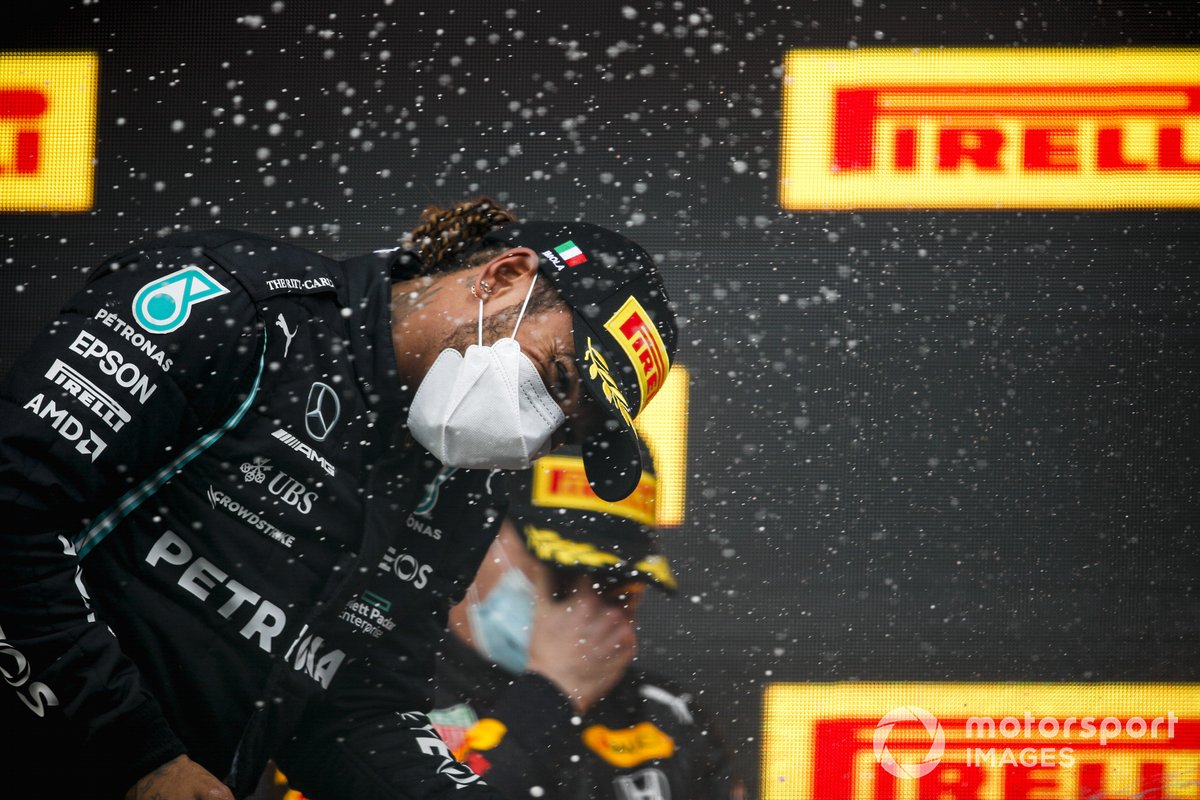 Podio: segundo lugar Lewis Hamilton, Mercedes