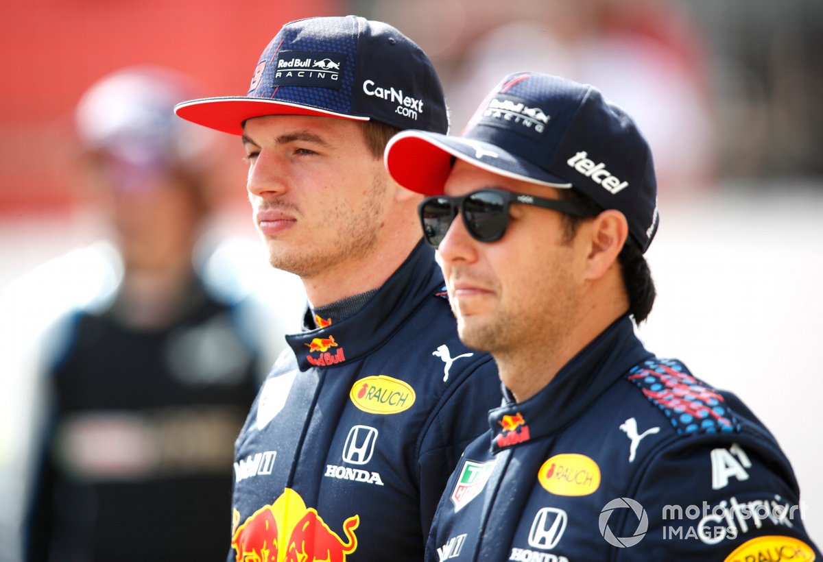 Max Verstappen, Red Bull Racing RB16B y Sergio Pérez, Red Bull Racing RB16B