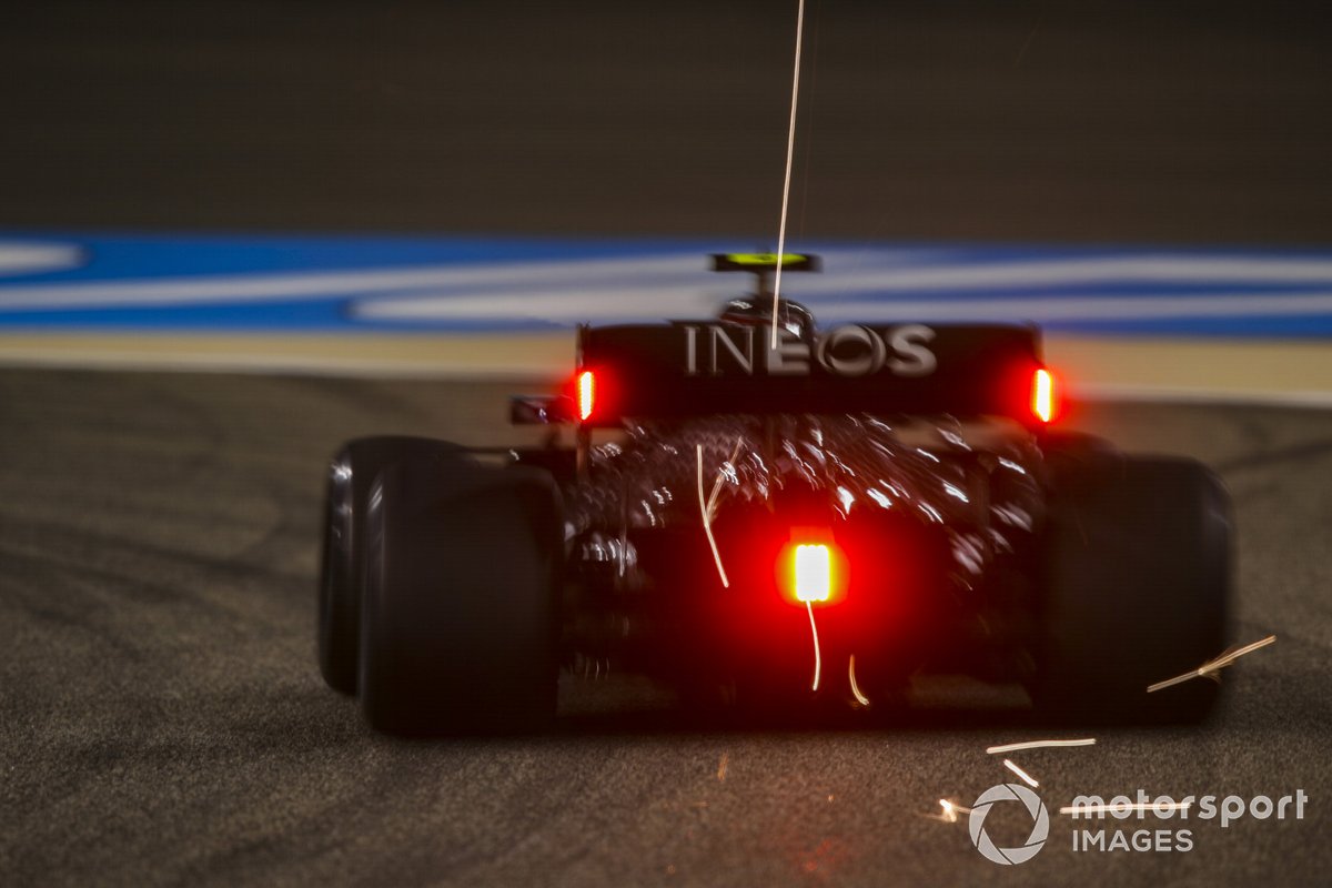 Scintille volano dal retrotreno dell'auto di Valtteri Bottas, Mercedes F1 W11