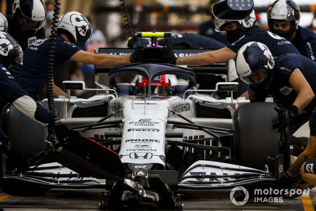 Pierre Gasly, AlphaTauri AT01, ai box
