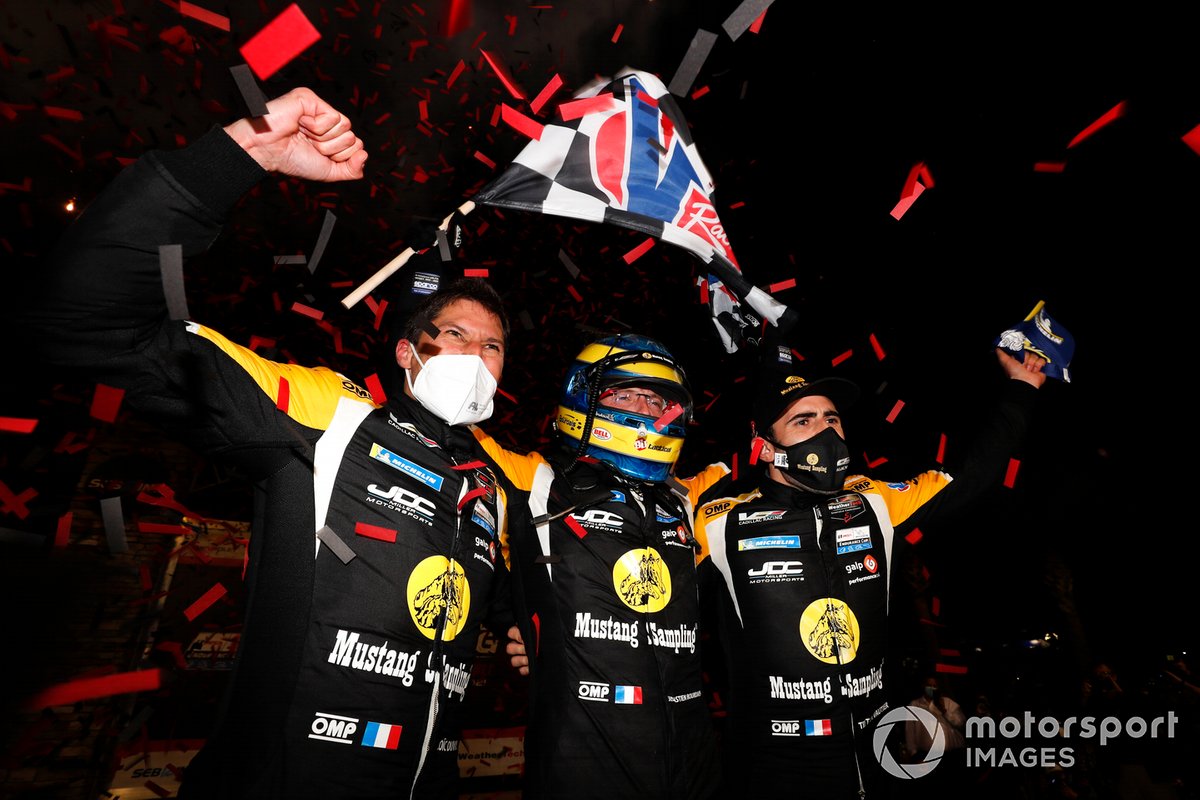 Ganadores #5 JDC/Miller MotorSports Cadillac DPi: Tristan Vautier, Sebastien Bourdais, Loic Duval celebran