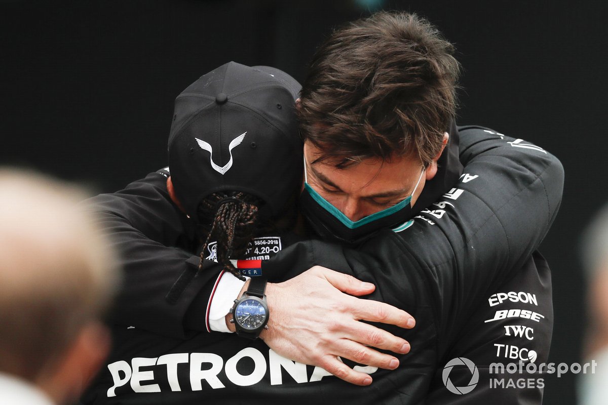 Lewis Hamilton, Mercedes-AMG F1, 1er puesto, y Toto Wolff, Director Mercedes AMG celebran en Parc Ferme