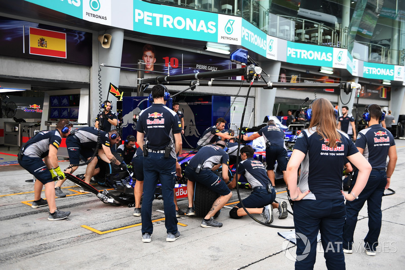 Kru Scuderia Toro Rosso melakukan latihan pit stop