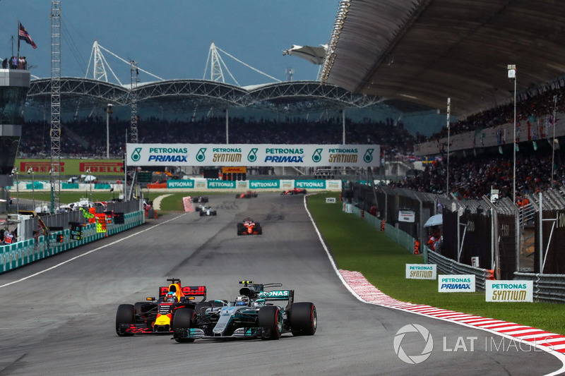 Daniel Ricciardo, Red Bull Racing RB13 e Valtteri Bottas, Mercedes-Benz F1 W08 lottano per la posizione