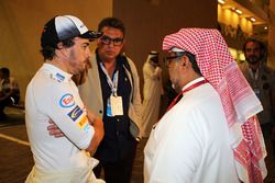 Fernando Alonso, McLaren con Muhammad Al Khalifa, presidente del circuito de Bahréin