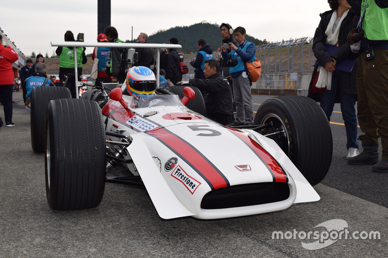 ホンダRA301に乗るフェルナンド・アロンソ