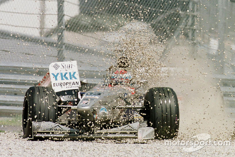 Esteban Tuero, Minardi M198 Ford plough into the gravel on the first corner