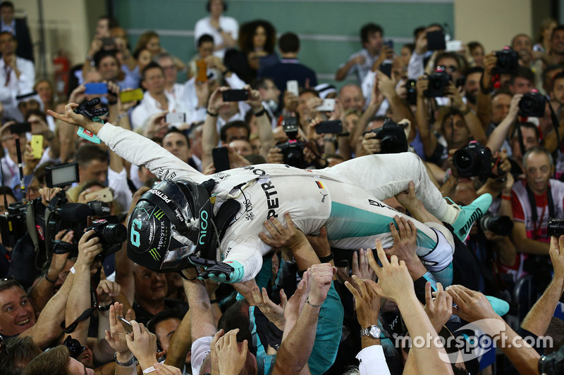 Segundo lugar y nuevo campeón mundial Nico Rosberg, de Mercedes AMG Petronas F1 celebra en parc ferme