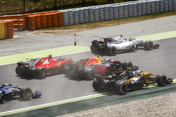 Felipe Massa, Williams FW40, Kimi Raikkonen, Ferrari SF70H, Max Verstappen, Red Bull Racing RB13, Jolyon Palmer, Renault Sport F1 Team RS17, at the start of the race