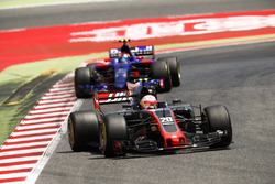 Kevin Magnussen, Haas F1 Team VF-17, Carlos Sainz Jr., Scuderia Toro Rosso STR12