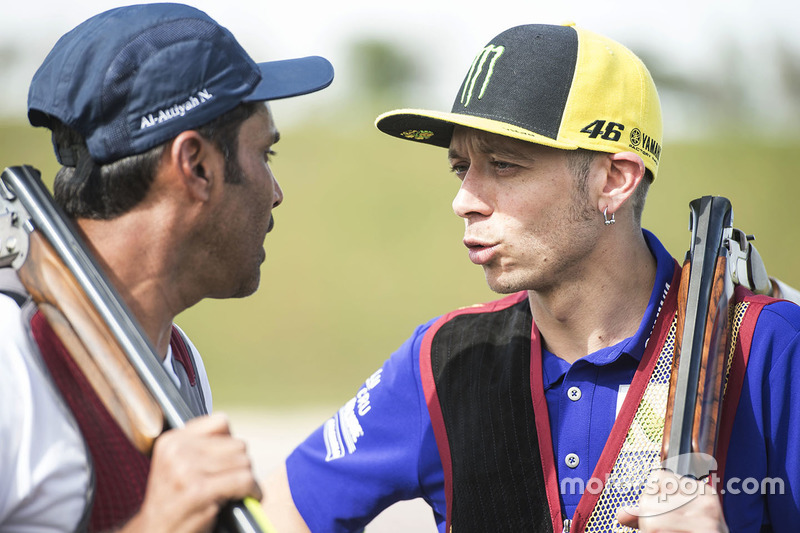 Valentino Rossi, Yamaha Factory Racing, mit Nasser Al-Attiyah, Rallye-Fahrer, beim Tontaubenschießen