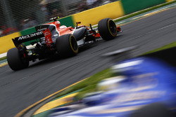Stoffel Vandoorne, McLaren MCL32, leads Marcus Ericsson, Sauber C36