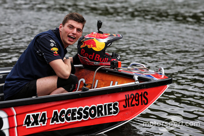 Max Verstappen, Red Bull Racing en un bote de carreras en el río Yarra