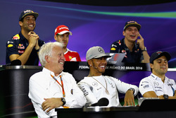 FIA sajtótájékoztató: Daniel Ricciardo, Red Bull Racing; Sebastian Vettel, Ferrari; Max Verstappen, Red Bull Racing; Charlie Whiting, FIA; Lewis Hamilton, Mercedes AMG F1; Felipe Massa, Williams; Nico Rosberg, Mercedes AMG F1