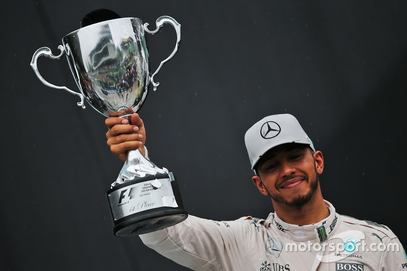 Le vainqueur Lewis Hamilton, Mercedes AMG F1, sur le podium