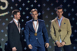 Le trois premiers du championnat Moto2 : le Champion du monde Johann Zarco, Ajo Motorsport; le deuxième Thomas Lüthi, Garage Plus Interwetten; et le troisième Alex Rins, Paginas Amarillas HP 40
