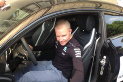 Valtteri Bottas sale sulla Mercedes C63 AMG per esibirisi sul circuito realizzato nell'aera dello st