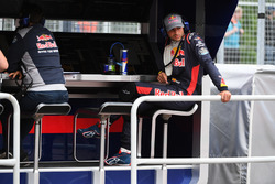 Carlos Sainz Jr., Scuderia Toro Rosso al muretto box dopo essersi fermato in pista nelle FP1