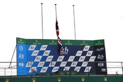 Le drapeau britannique en berne sur le podium, suite aux attentat de Londres