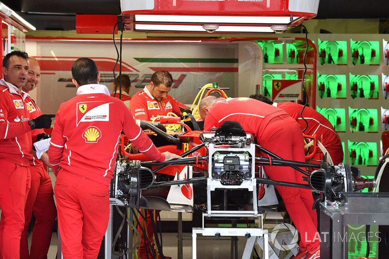 Une Ferrari SF70H dans le garage