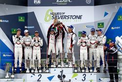 Podio: i vincitori della gara #8 Toyota Gazoo Racing Toyota TS050 Hybrid: Anthony Davidson, Sébastie