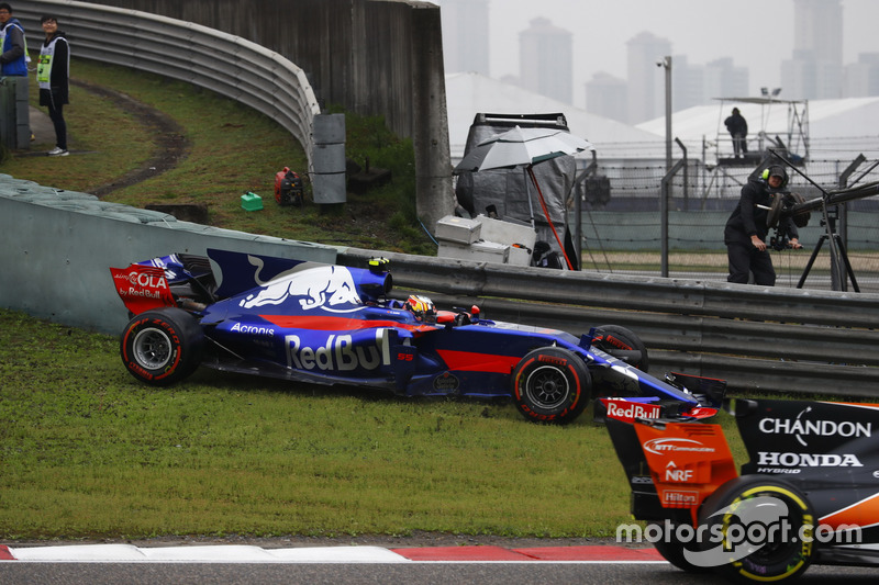 Carlos Sainz Jr., Scuderia Toro Rosso STR12, en tête-à-queue