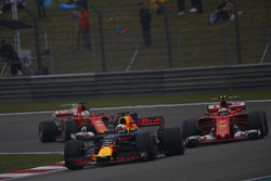 Daniel Ricciardo, Red Bull Racing RB13, Kimi Raikkonen, Ferrari SF70H y Sebastian Vettel, Ferrari SF