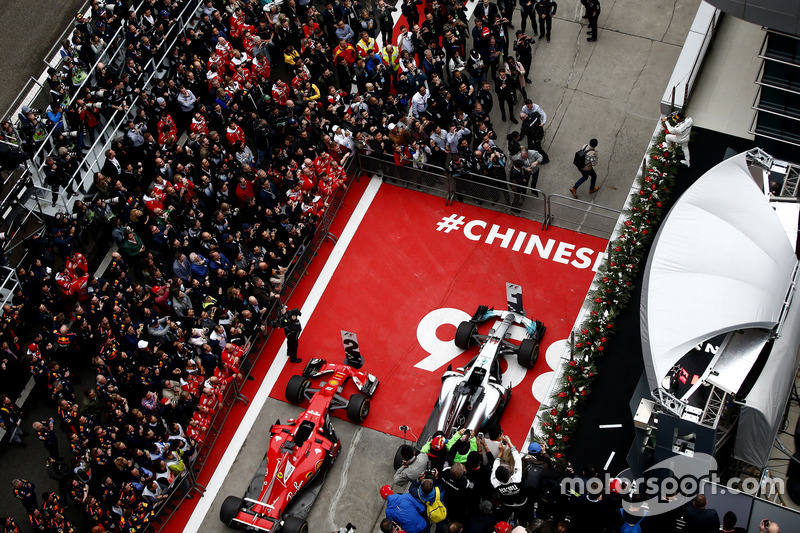 No GP da China, os organizadores pintaram o número que representava a quantidade de provas da F1 até então.