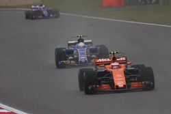 Stoffel Vandoorne, McLaren MCL32, leads Antonio Giovinazzi, Sauber C36