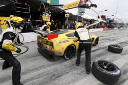 #4 Corvette Racing Chevrolet Corvette C7.R: Oliver Gavin, Tommy Milner, Marcel Fässler, pit action