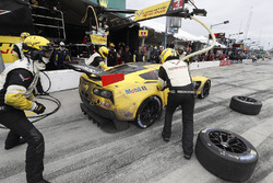 #4 Corvette Racing Chevrolet Corvette C7.R: Oliver Gavin, Tommy Milner, Marcel Fässler, pit action