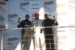 Podio TCR Gara 2: il vincitore della gara Nicola Baldan, Pit Lane; il secondo classificato Kevin Giacon; il terzo classificato Plamen Kralev, Kraf Racing