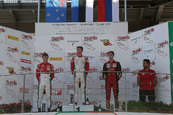 Podio Gara 2: il vincitore Juri Vips, Prema Powerteam; il secondo classificato Marcus Armstrong, Pre