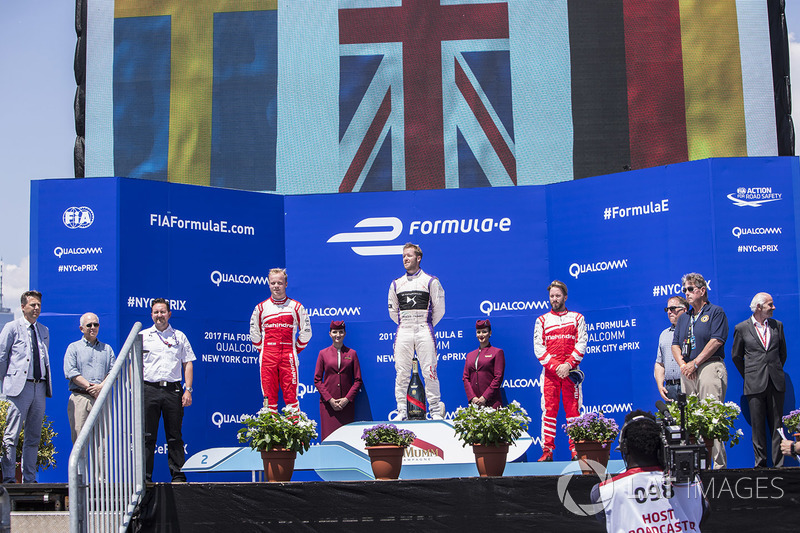 Podio: ganador Sam Bird, DS Virgin Racing, segundo lugar Felix Rosenqvist, Mahindra Racing,y tercer 