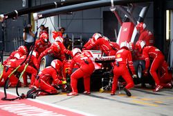 Sebastian Vettel, Ferrari SF70H, s'arrête pour la première fois au stand