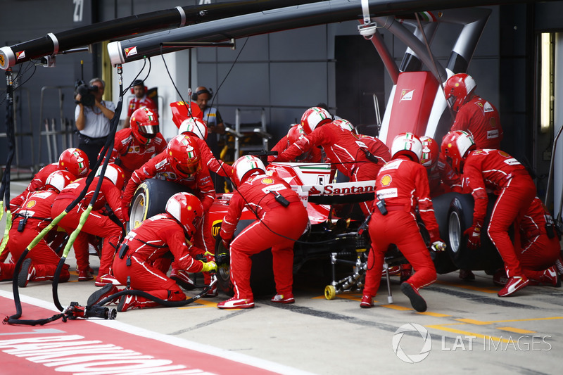 Sebastian Vettel, Ferrari SF70H, effettua il suo primo pit stop