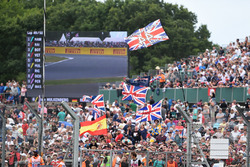 Fans y banderas para Lewis Hamilton, Mercedes AMG F1 en tribuna