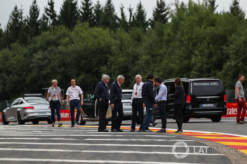 Charlie Whiting, Delegato FIA guarda la pista