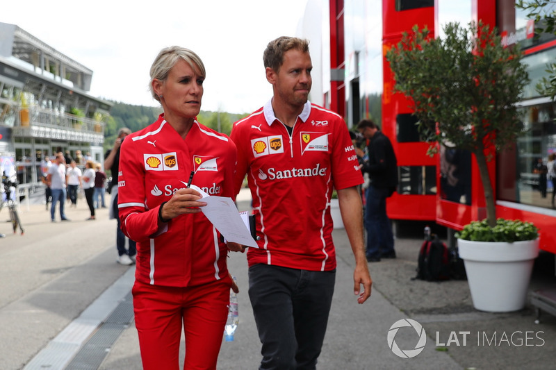 Sebastian Vettel, Ferrari, con Britta Roeske