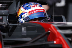 Romain Grosjean, Haas F1 Team, dans son cockpit avec la visière ouverte