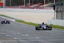 Pascal Wehrlein, Sauber C36, lidera a Carlos Sainz Jr., Scuderia Toro Rosso STR12