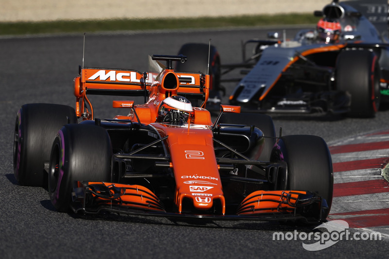 Стоффель Вандорн, McLaren MCL32, и Эстебан Окон, Force India VJM10
