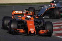 Stoffel Vandoorne, McLaren MCL32, devant Esteban Ocon, Force India VJM10