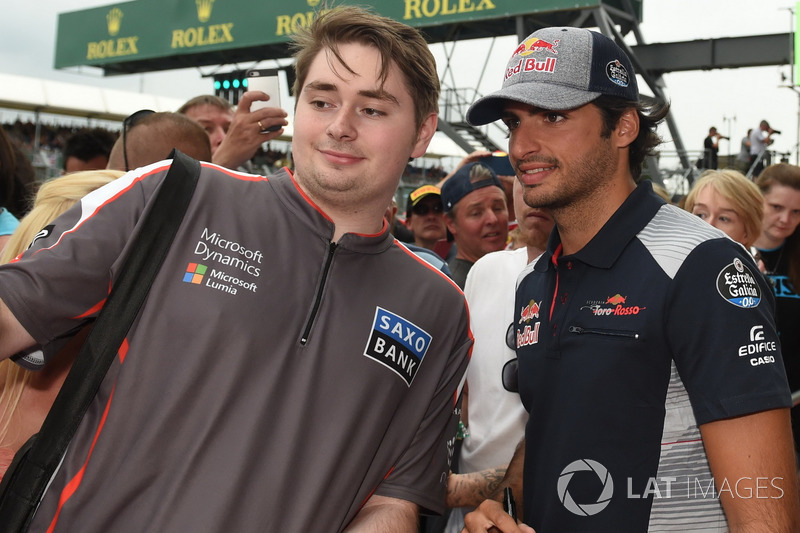 Carlos Sainz Jr., Scuderia Toro Rosso meets the fans at the autograph session