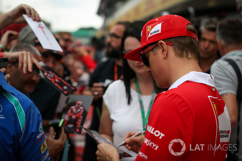 Kimi Raikkonen, Ferrari signs autographs for the fans