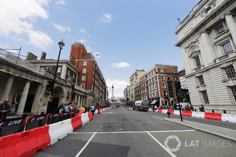 Preparaciones en Whitehall hasta Trafalgar Square antes del desfile de la calle F1 en vivo