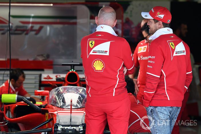 Sebastian Vettel, Ferrari observa el Ferrari SF70H con el escudo de la cabina