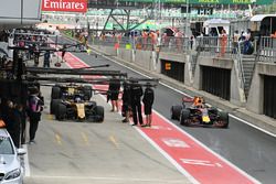 Jolyon Palmer, Renault Sport F1 Team RS17 y Max Verstappen, Red Bull Racing RB13