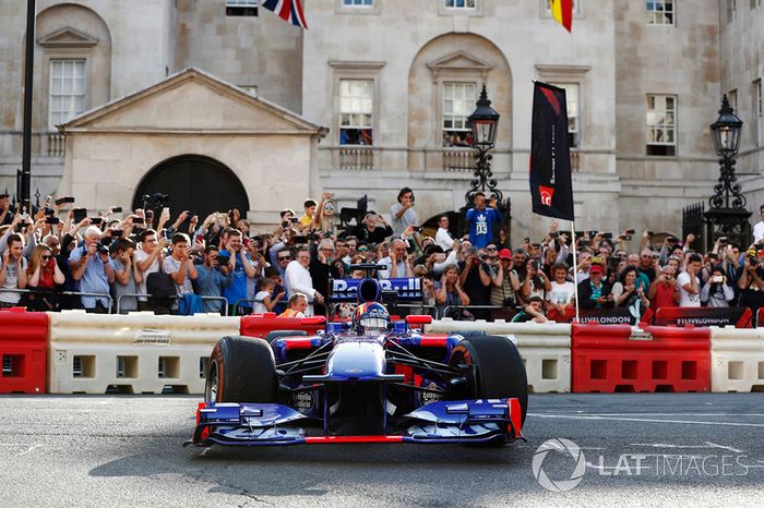 Carlos Sainz, Scuderia Toro Rosso