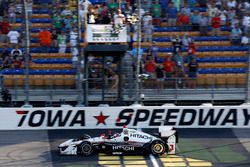 Helio Castroneves, Team Penske Chevrolet takes the checkered flag